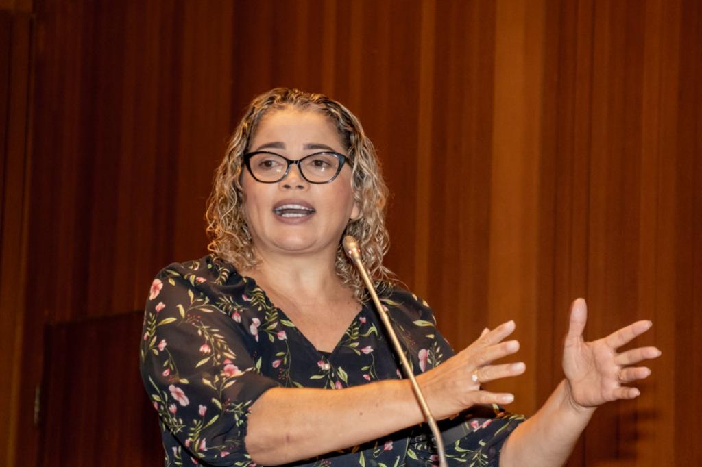 Deputada Mical Damasceno denuncia novos casos de intolerância religiosa contra evangélicos em culto evangelístico