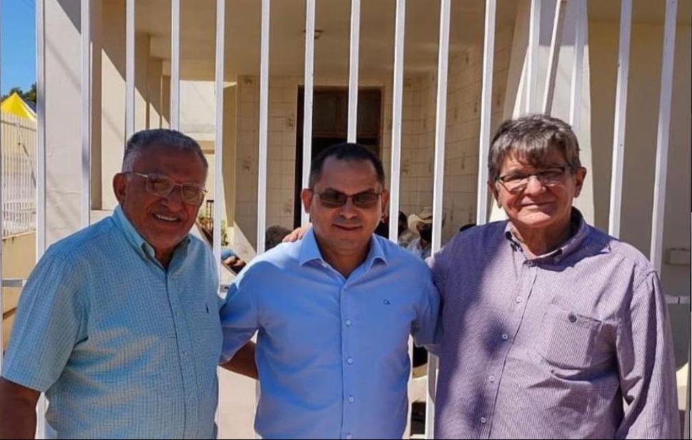 Políticos fazem pose para foto em frente a um velório em Riachão no Maranhão