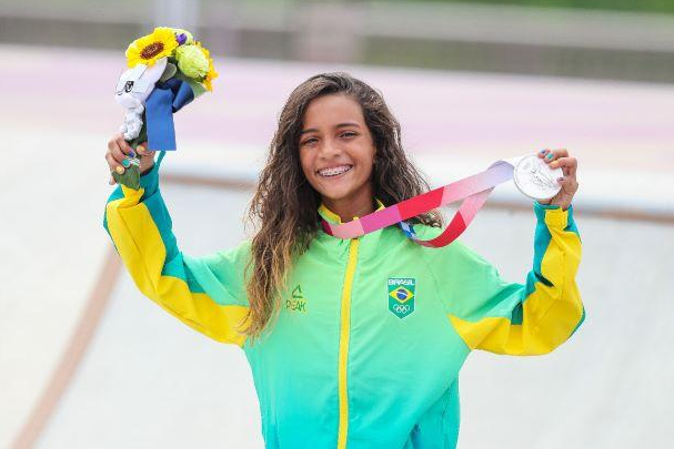 Rayssa Leal se recusa a posar com políticos locais ao desembarcar em Imperatriz no MA