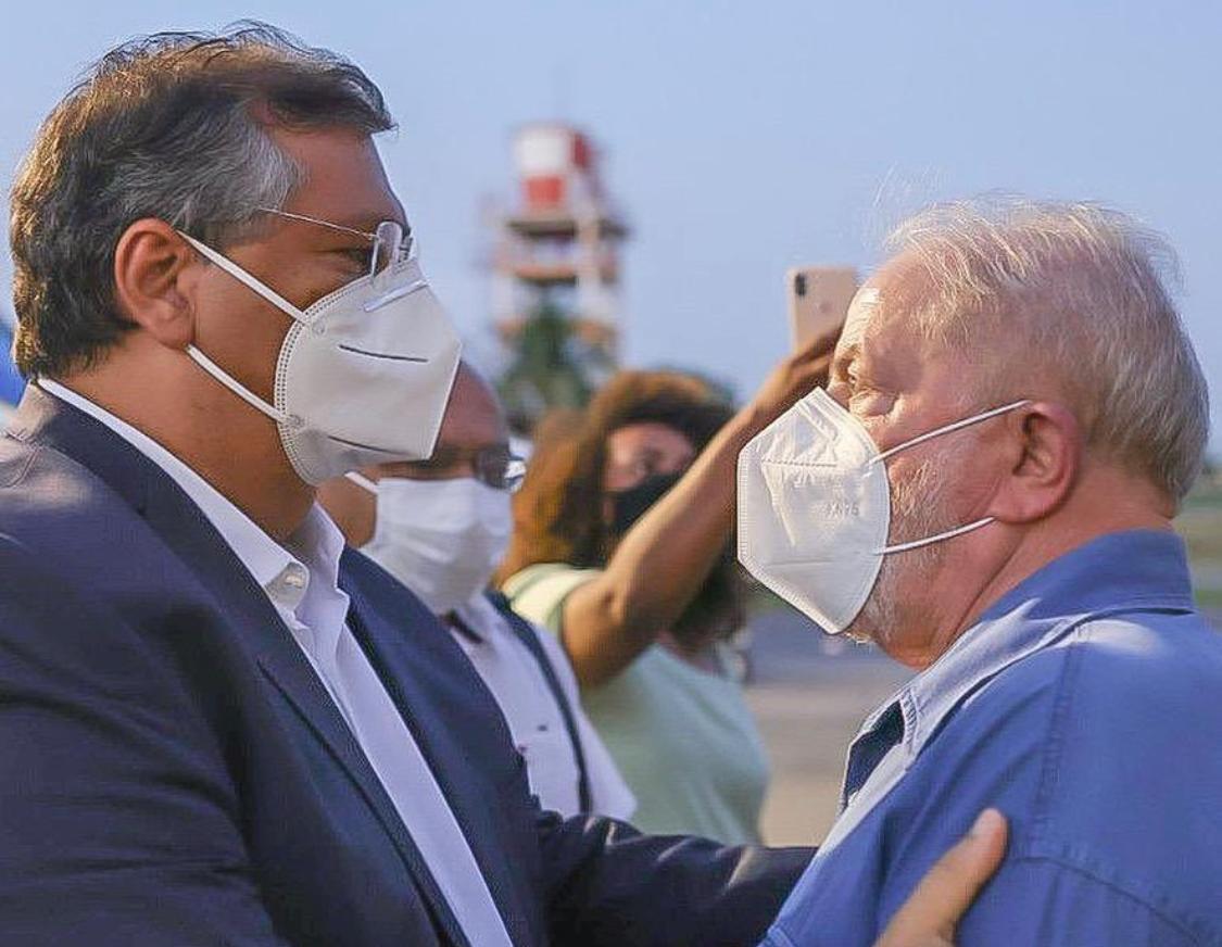 Ex-presidente Lula chega a São Luís e é recebido por Flávio Dino e apoiadores