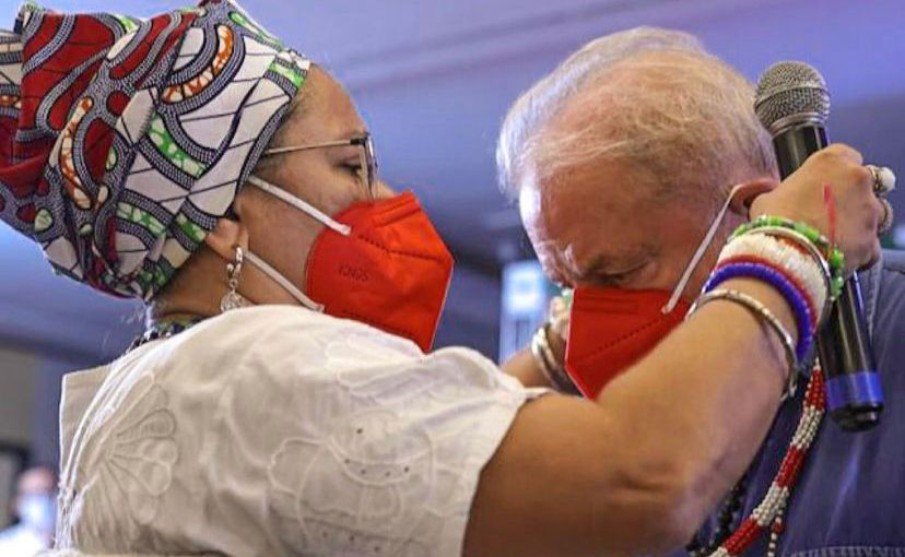Após ser benzido no Maranhão, Lula recebe ‘Zé Pilintra’ em evento com mãe de santo no Ceará