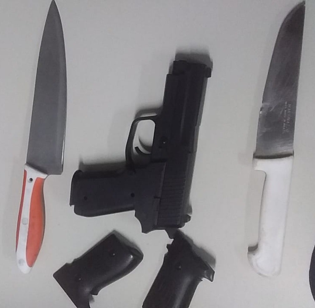 Trio assalta van, faz passageiros reféns e foge com o veículo em alta velocidade