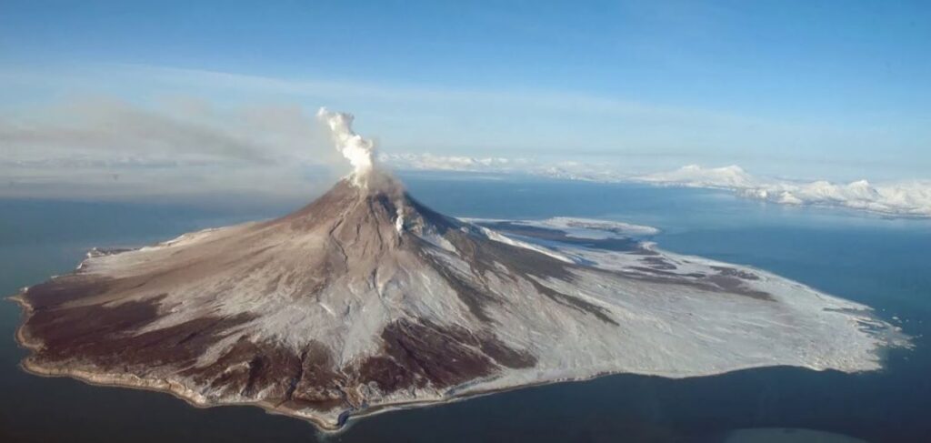 Vulcão capaz de gerar tsunami e atingir litoral do Maranhão entra em alerta de erupção 