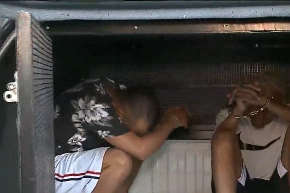 Durante assalto à residência, dono da casa e entregador de pizza são feitos de refém na capital