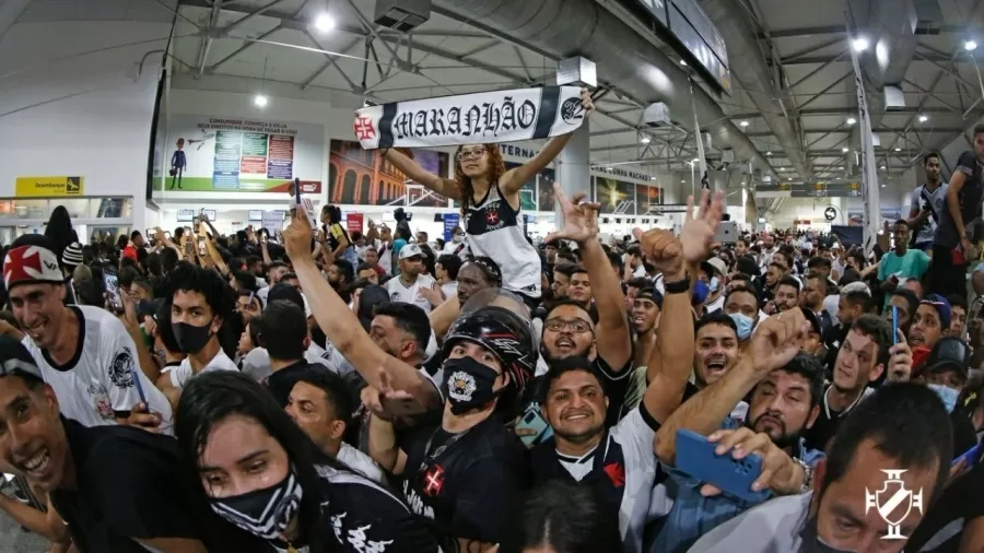 Vasco é recebido com euforia pela torcida no Maranhão