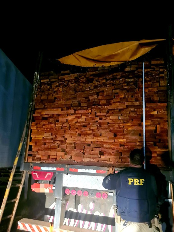 Operação de 24 horas da PRF apreende caminhões transportando madeira ilegalmente