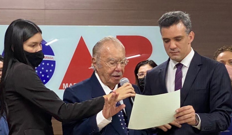 José Sarney recebe homenagem ao renovar carteira da OAB-MA aos 91 anos