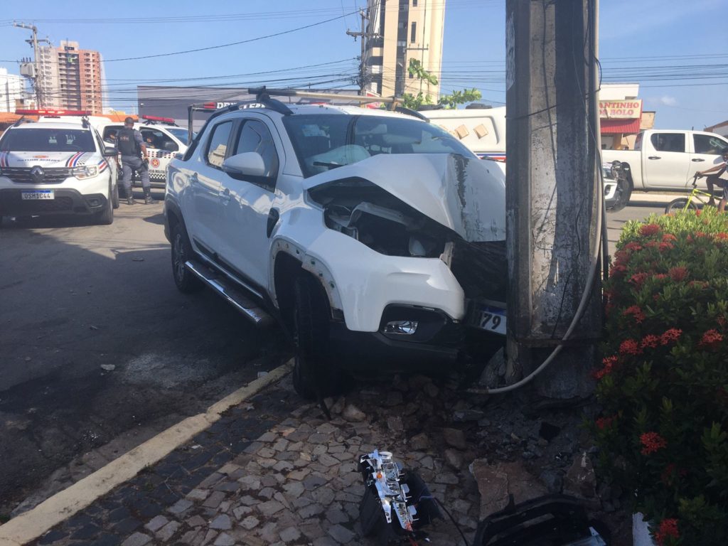 Criminosos batem carro durante perseguição policial após tentativa de sequestro em São Luís