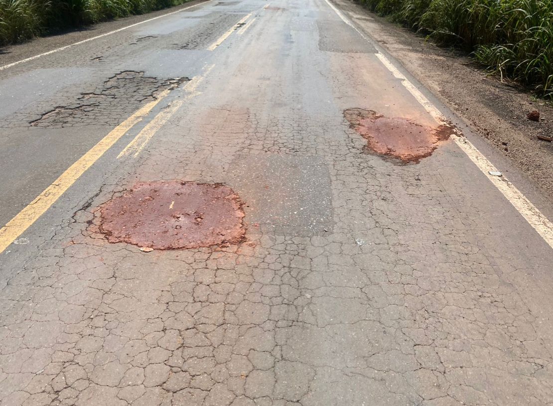 DNIT usa barro para tapar buracos em rodovia federal no Maranhão
