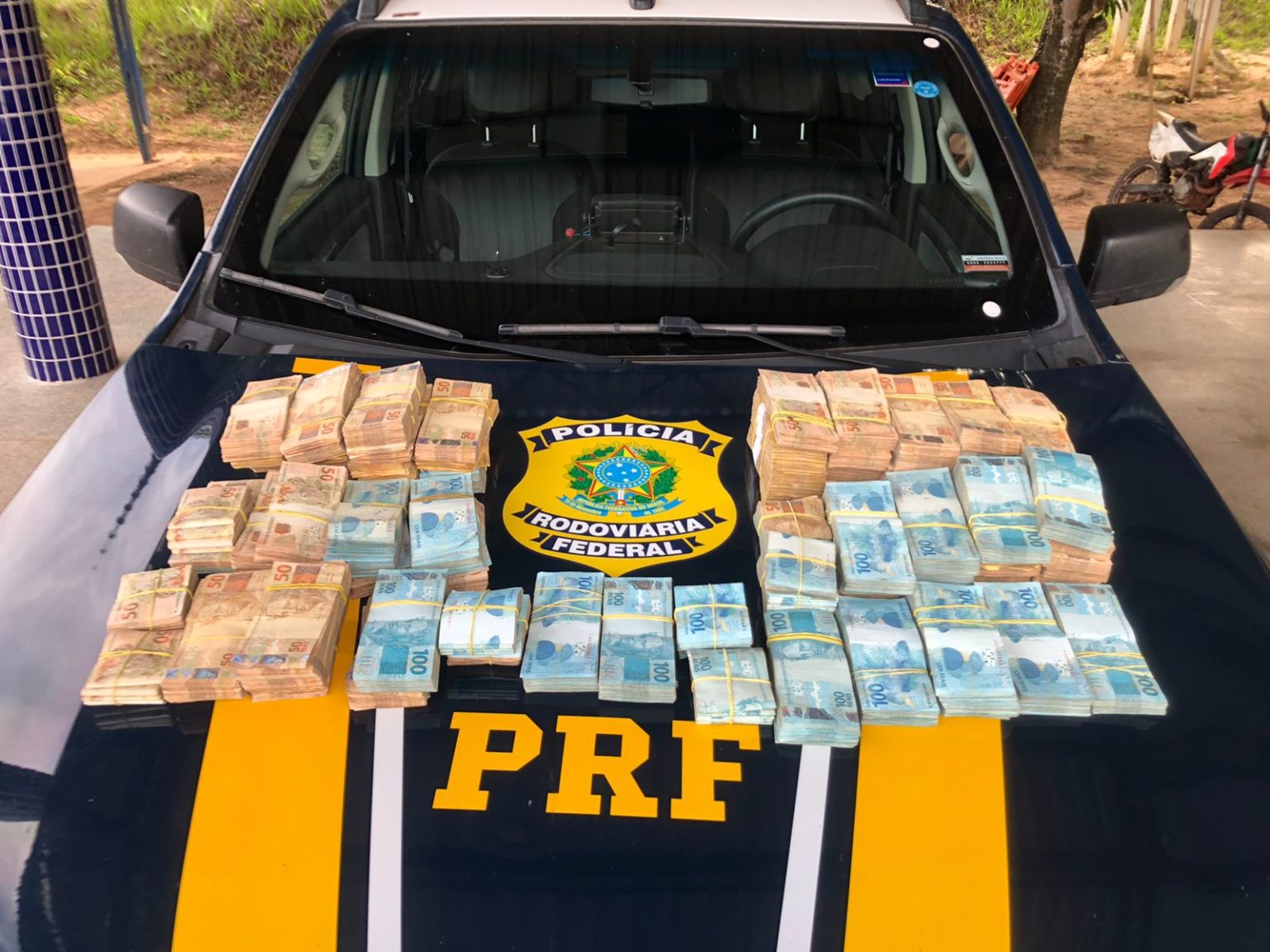 Mais de meio milhão de reais é apreendido pela PRF dentro de veículo em rodovia do MA