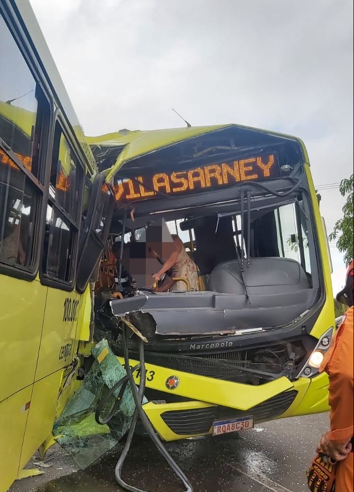 Batida entre dois ônibus deixa vários feridos em São Luís