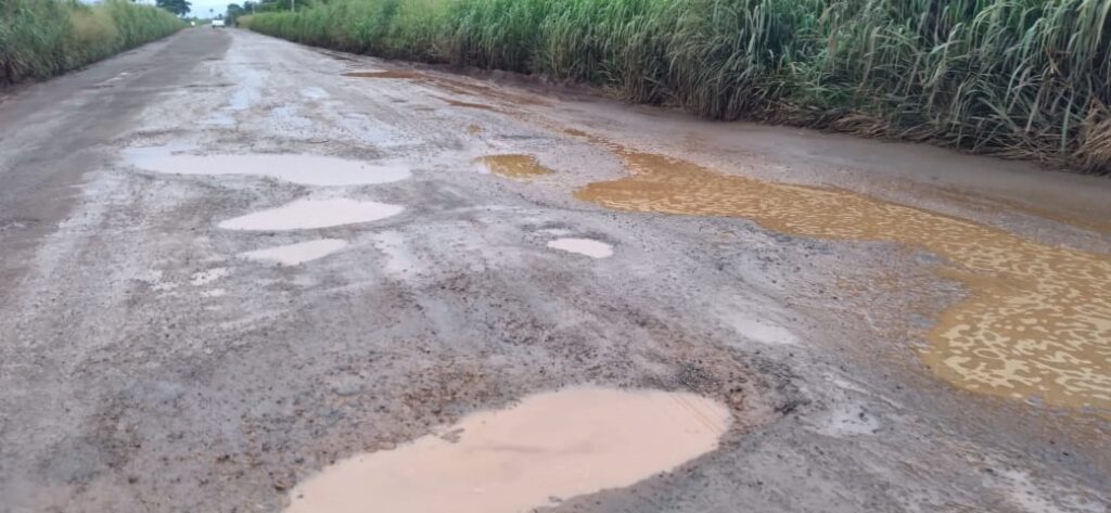 Motoristas reclamam das péssimas condições da BR-135 entre Presidente Dutra e Dom Pedro