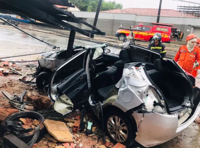 Carro perde controle, derruba poste e fica destruído após acidente em São Luís