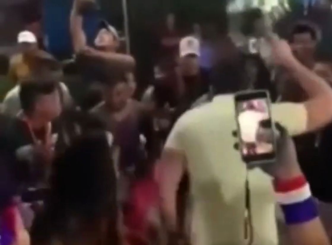Marido de Eliziane Gama, Inácio Melo cai na dança em roda de índios em busca de votos