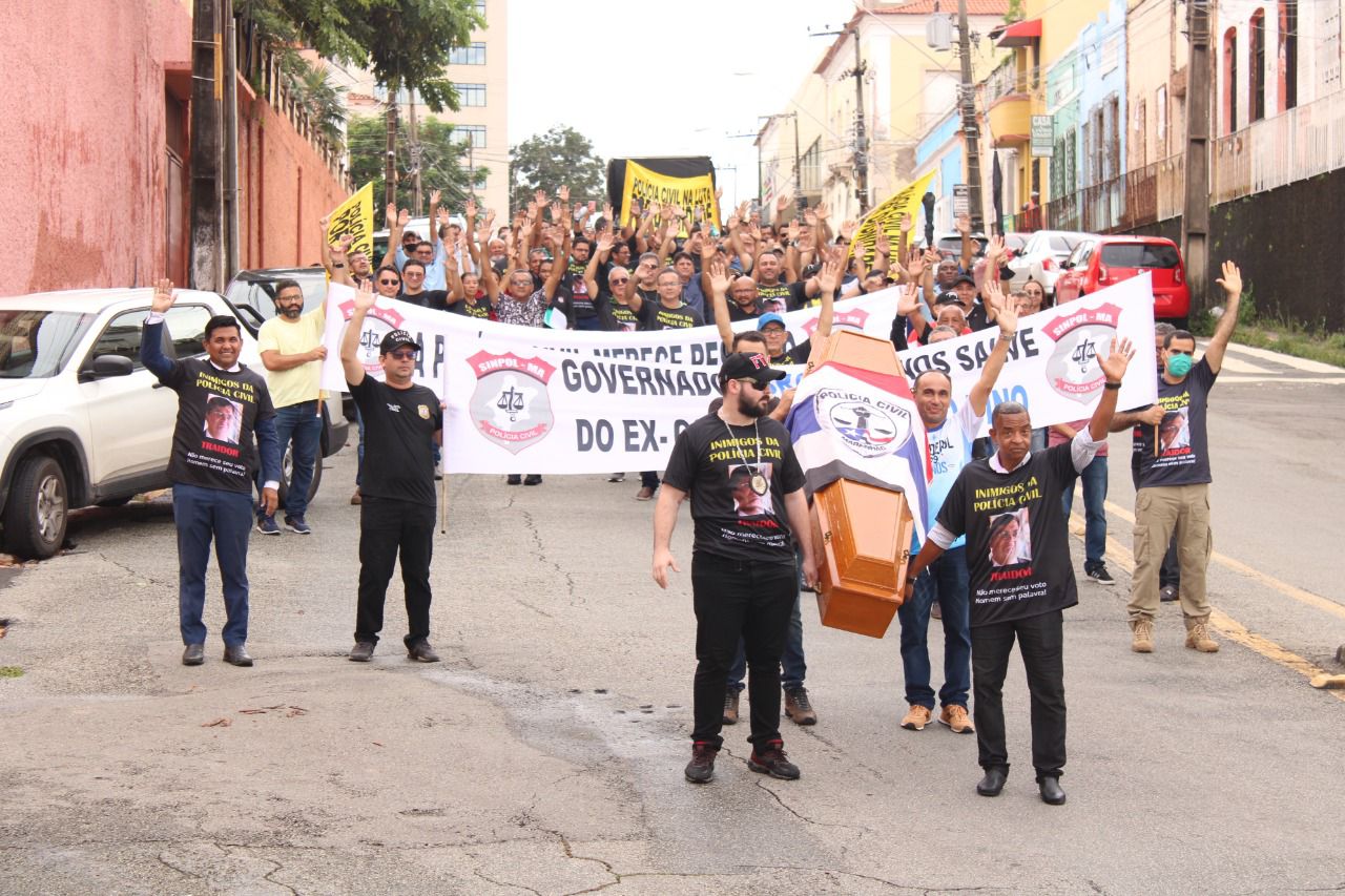 Polícia Civil realiza marcha fúnebre em forma de protesto na capital por reajuste e melhorias