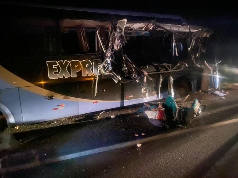 Acidente entre ônibus e caçamba deixa mortos e feridos entre Presidente Dutra e São Domingos no MA