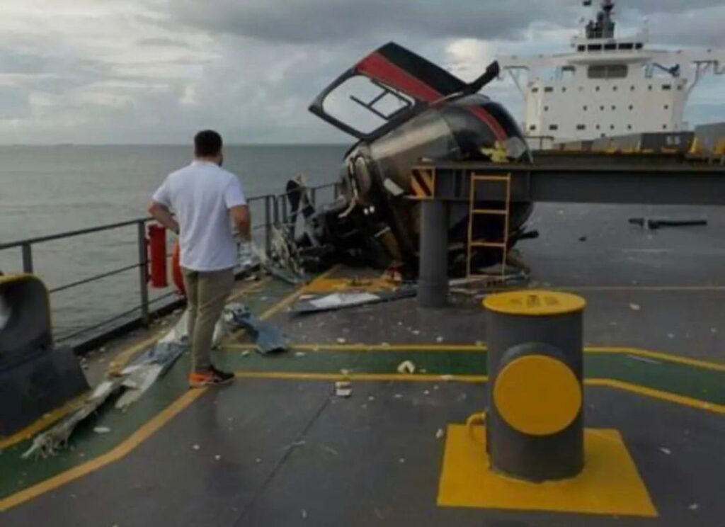 Helicóptero tenta pouso de emergência e cai em navio em São Luís