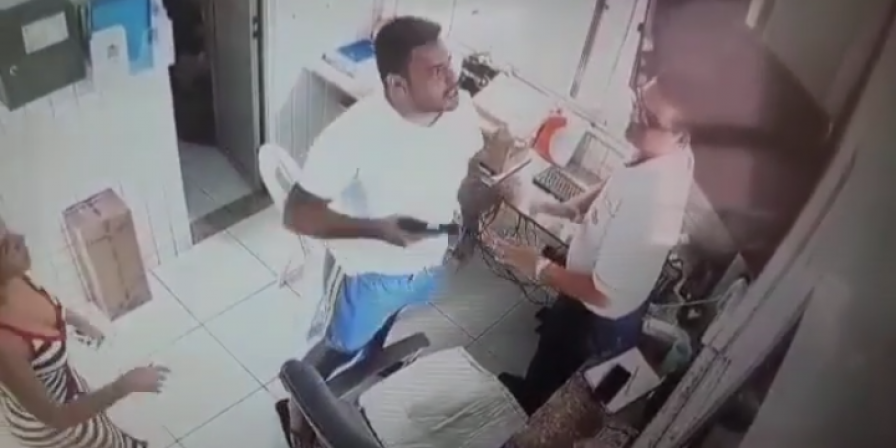 Vídeo: vizinho agride e aponta arma para porteiro em São Luís