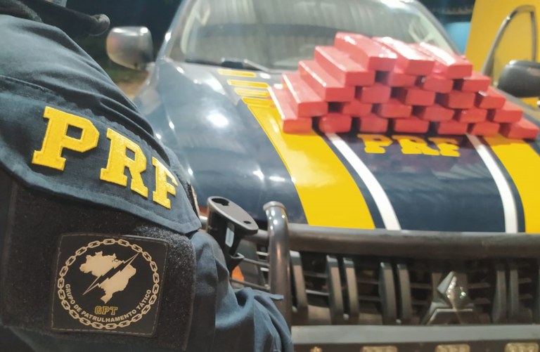 Passageiro é preso dentro de ônibus transportando 25 tabletes de maconha em Imperatriz