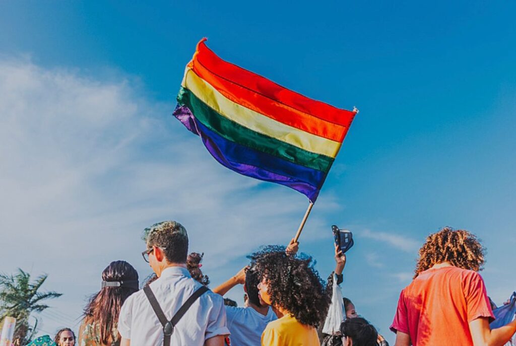 Deputada Mical protocola projeto para revogar lei que obriga estabelecimentos comerciais a colocar placa contra LGBTfobia