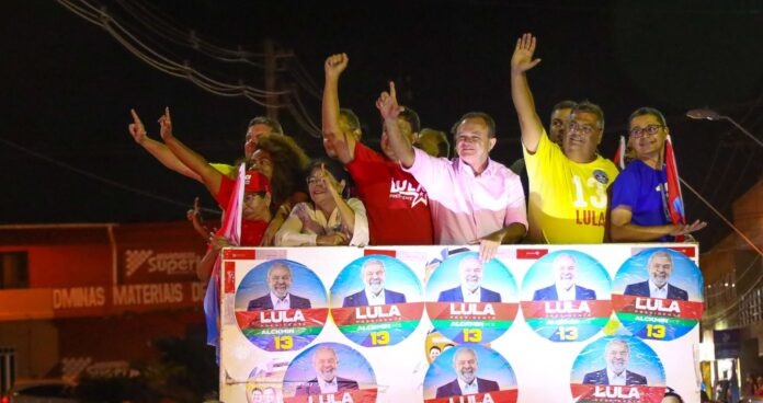 Carlos Brandão e Flávio Dino realizam carreata em São Luís em apoio a Lula no segundo turno