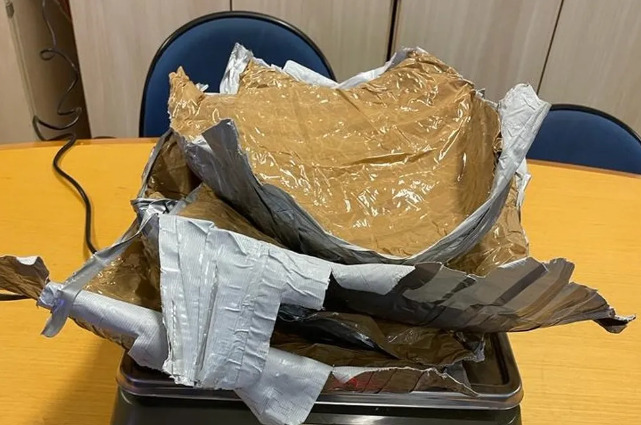 Homem é preso no aeroporto de São Luís com quase 7 kg de cocaína presa ao corpo