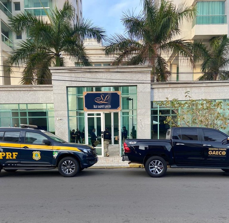 Polícia apreende quase R$ 1 milhão, dólares e euros em condomínio de luxo em São Luís durante operação
