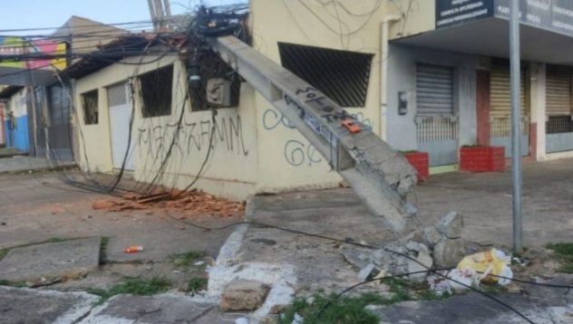 Veículo provoca a queda de dois postes em cima de imóveis na Cohab