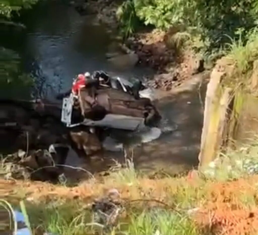 Motorista morre após veículo capotar e quase ir parar dentro de rio na BR-230 em Carolina