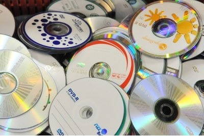 Gestão de Ana Léa realizou contrato com superfaturamento para compra de quase 10 mil CDs e DVDs