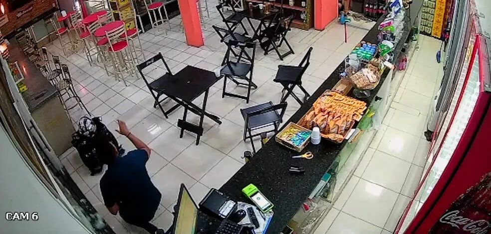 Policial é preso suspeito de matar homem a tiros dentro de loja de conveniência na capital