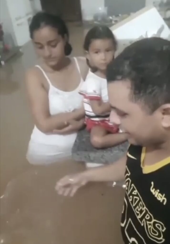 Com água na cintura após perder tudo, família diz que Felipe dos Pneus gasta dinheiro com shows milionários mas esquece da infraestrutura