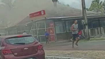 VÍDEO: Fogo atinge bar na Avenida Litorânea de São Luís