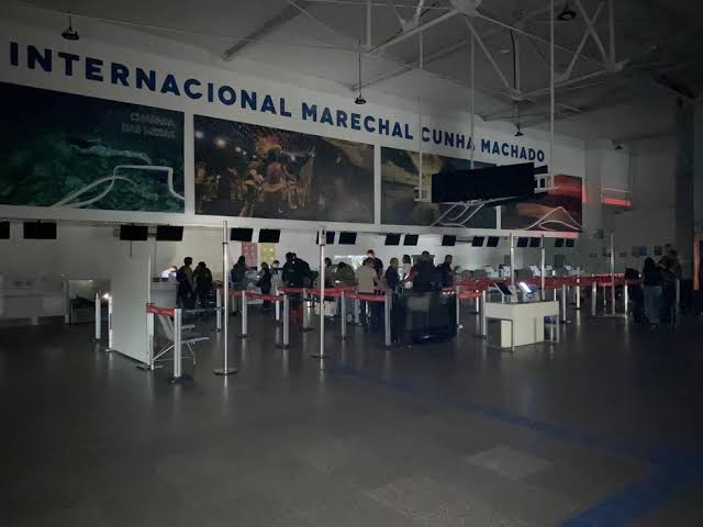 Chuva alaga ruas, invade casas e deixa aeroporto sem energia em São Luís