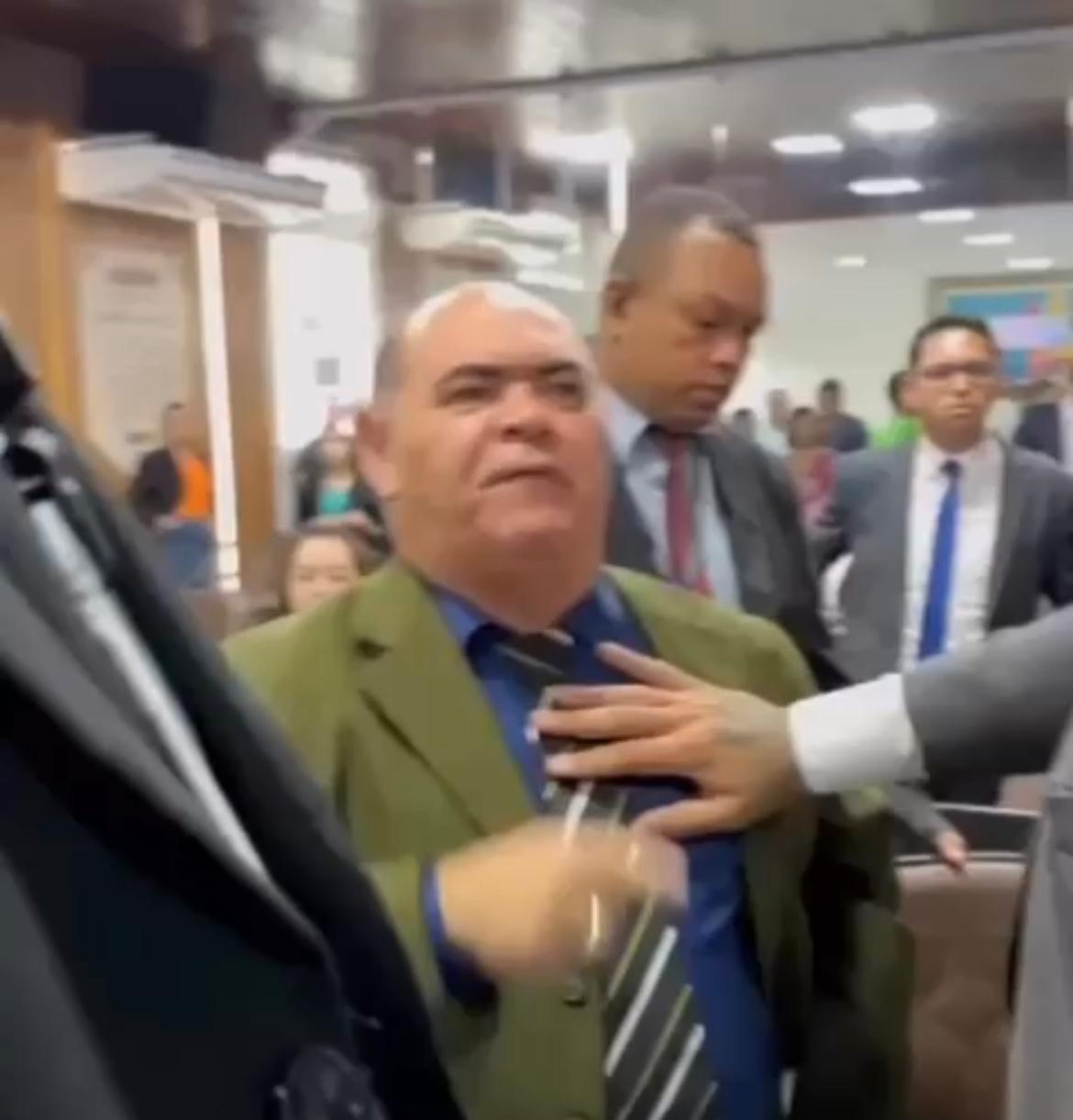 Vereador Astro de Ogum ataca a igreja católica e bate-boca com vereador que saiu em defesa de padre
