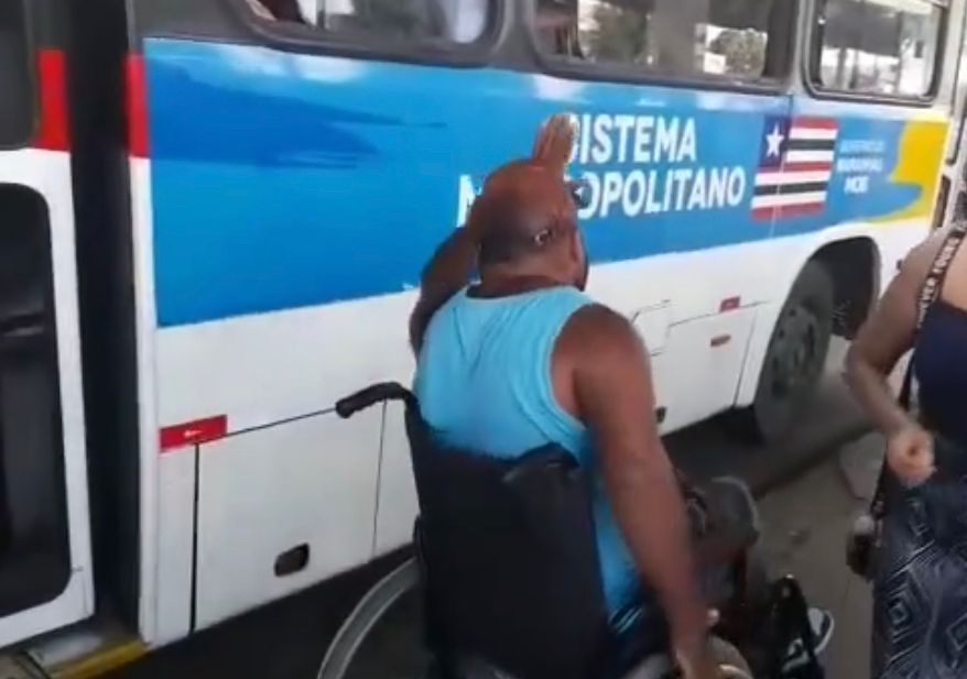 VÍDEO: Ônibus do Sistema Metropolitano acelera e deixa cadeirante em situação humilhante após elevador não funcionar