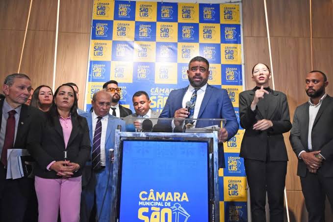Paulo Victor retorna à presidência da Câmara e apresenta três pedidos de afastamento e cassação contra Braide