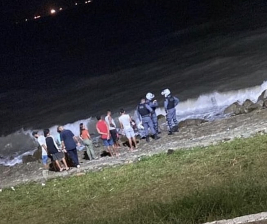 Criança e adolescente morrem afogados na Praia do Calhau em São Luís