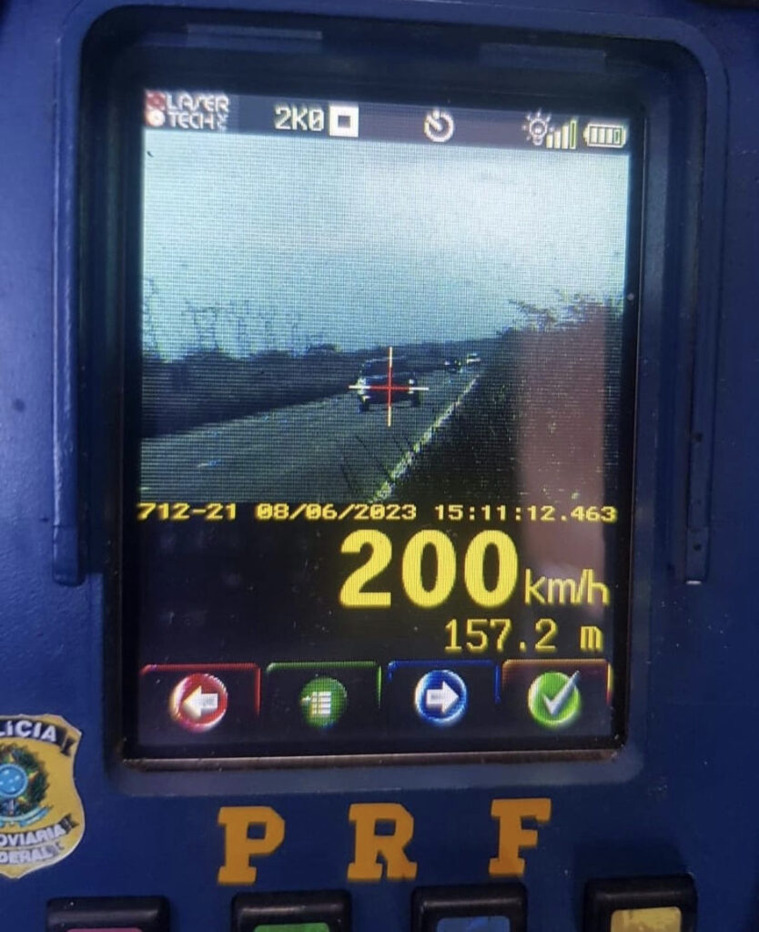 PRF flagra veículo a 200 km/h no Campo de Perizes na BR-135 em São Luís