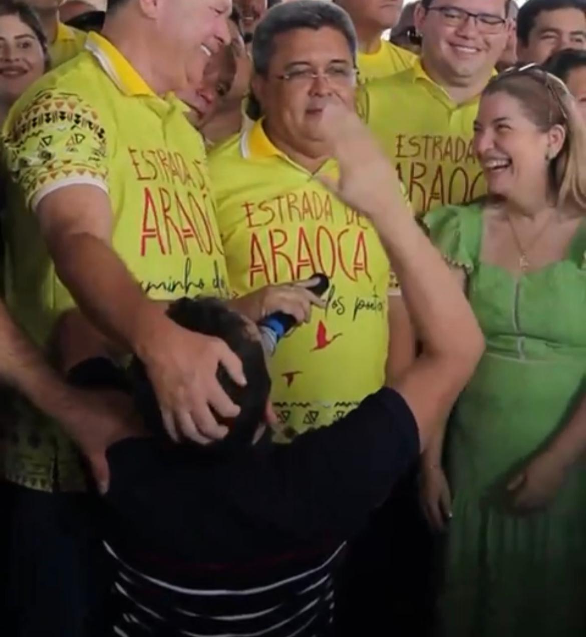 VIDEO: Deputado se ajoelhe aos pés de Brandão