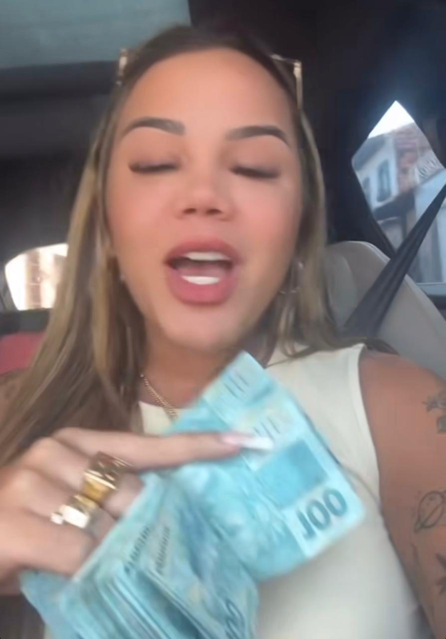 Influenciadora chama deputado de merda, puta e exibe dinheiro, após ser criticada por joguinhos on-line