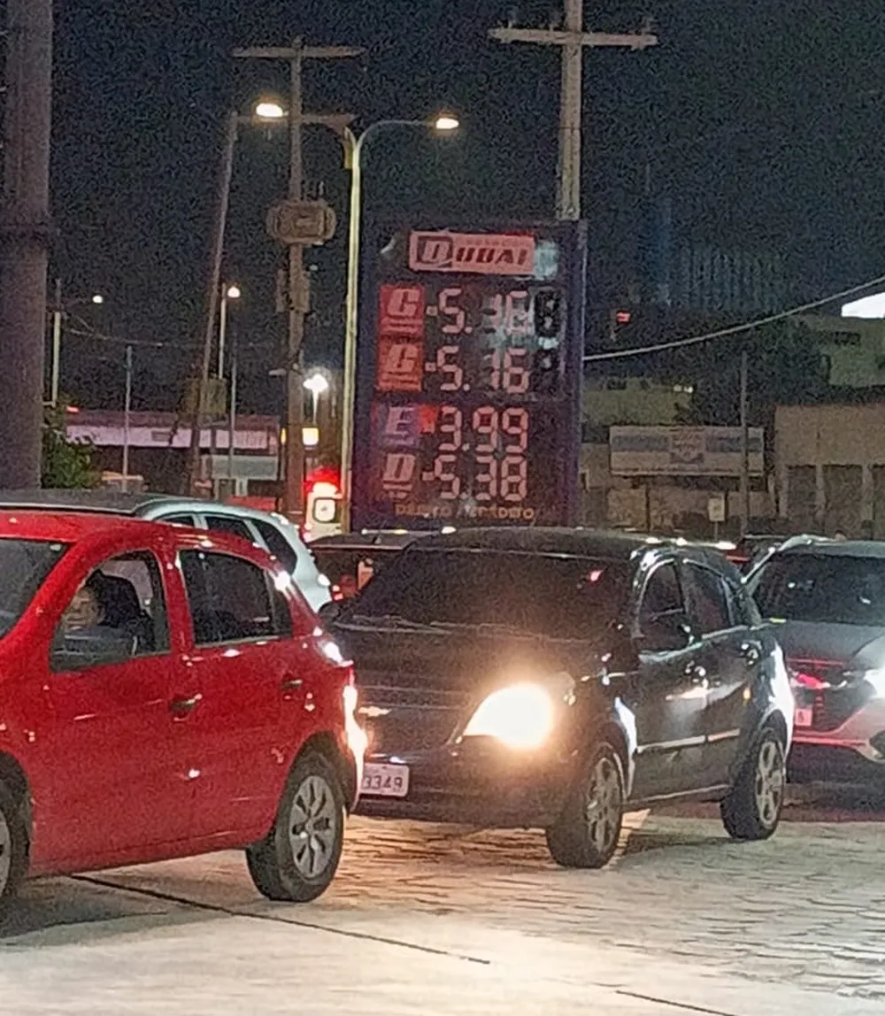 Motoristas fazem filas para abastecer em São Luís antes do aumento no preço dos combustíveis
