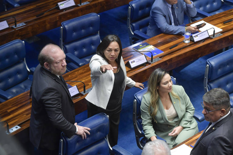Marido de suplente de Dino despacha sem cargo no gabinete da senadora, diz Folha de S.Paulo