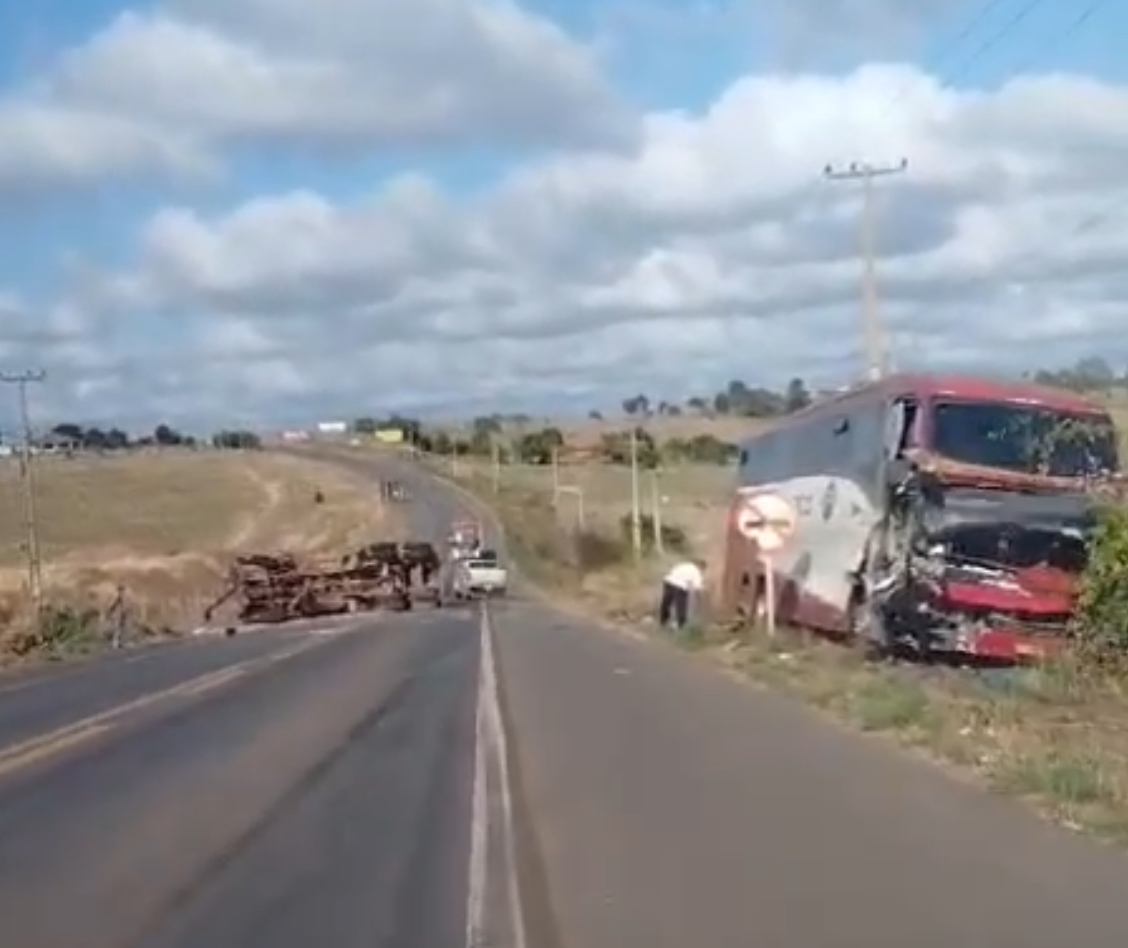 VÍDEO: Ônibus se envolve em acidente na BR-222 em Buriticupu no Maranhão