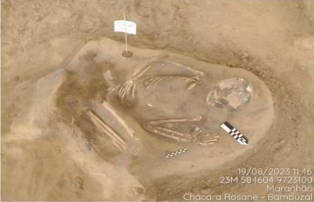 Sítio arqueológico com 43 esqueletos e 100 mil peças é encontrado durante obra no Maranhão