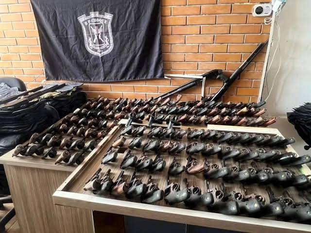 Arsenal de armas é encontrado em imóvel abandonado no bairro Renascença em São Luís