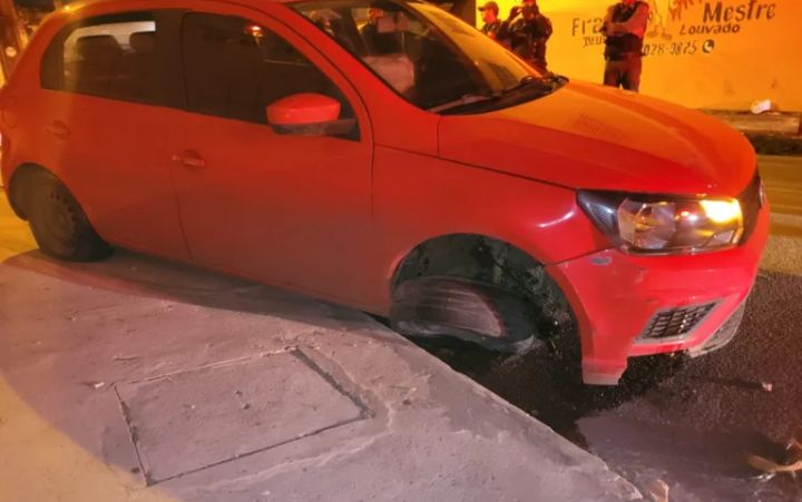 Assaltantes fazem motorista de aplicativo refém e batem carro durante a fuga em São Luís