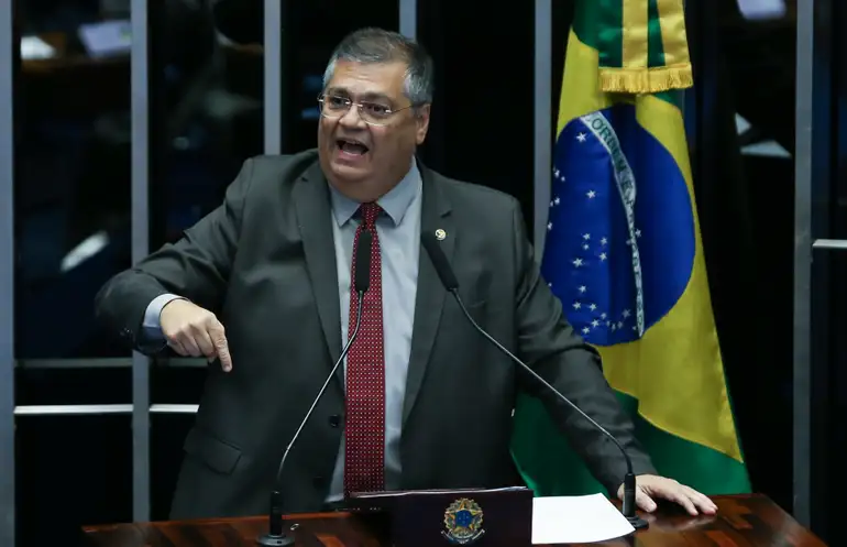 No Senado, Dino defende direito do STF de julgar deputados e senadores 
