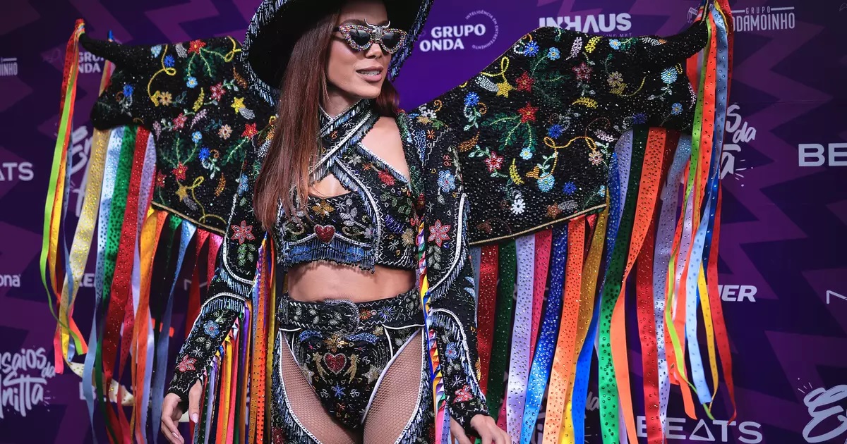 Anitta faz homenagem à escola de samba do Rio com look inspirado no Bumba Meu Boi do Maranhão 