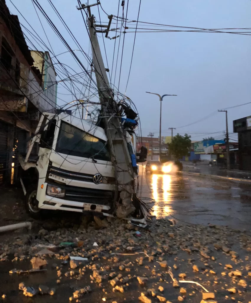 Ventania deixa rastro de destruição, cancela shows e causa medo a moradores de São Luís